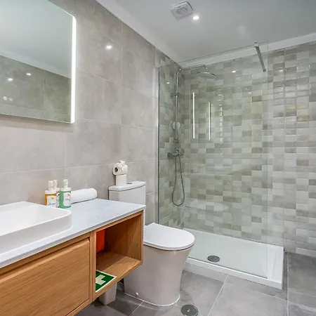 #001 Stylish Downtown Flat Walk To & Bars Daire Albufeira