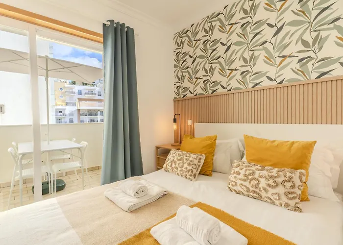 #001 Stylish Downtown Flat Walk To Beach & Bars Apartment