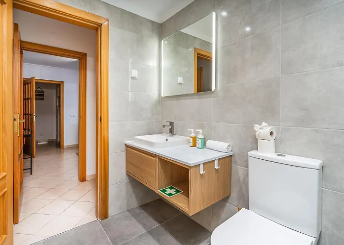 #001 Stylish Downtown Flat Walk To Beach & Bars